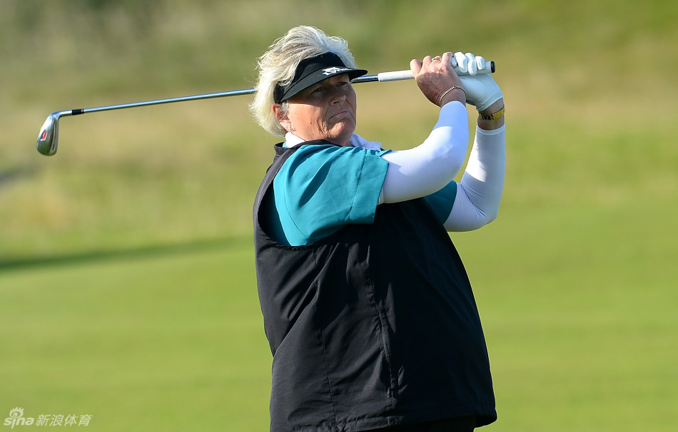 传奇名将宫里蓝优雅挥杆，动作一气呵成，彰显其作为亚洲高尔夫开拓者的精湛技艺与典范地位。