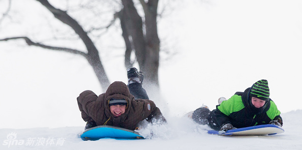 白雪覆盖的球道蜿蜒向前，两侧的树木挂满雾凇，宛如一条通往静谧世界的银色航道，远处隐约可见球手的身影。