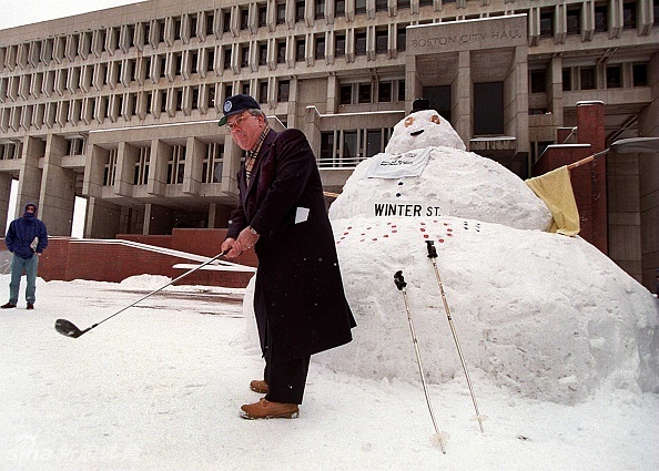 夕阳西下，金色的余晖染红了天边与雪地，一位球手的剪影正在优雅收杆，为冬日的高尔夫之旅画上宁静而完美的句号。