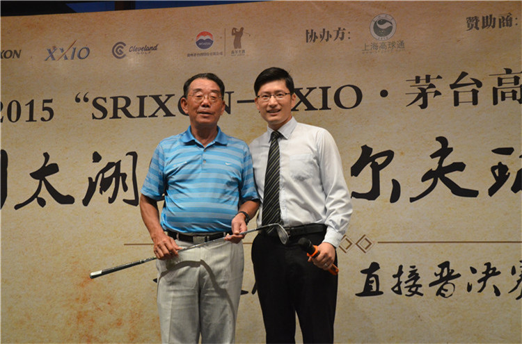 球友们齐聚会所签到台前，笑容满面地领取赛事物资，背景中精致的会所环境彰显活动的高规格。