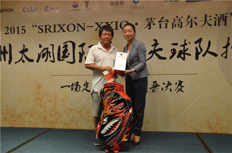 两位球友在晚宴上举杯相谈甚欢，仿佛一见如故，生动诠释了‘以球会友’的真谛。