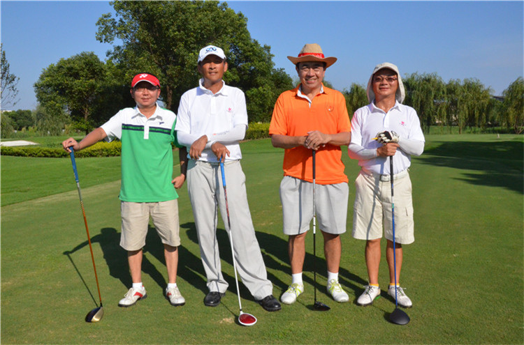 第五大道颁奖现场，冠军获得者手持精美奖杯，在众人瞩目与掌声中展现胜利的喜悦与风范。