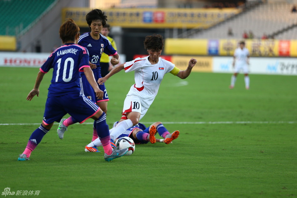 朝鲜队长罗恩心在对方禁区内以一敌二，利用强壮的身体卡住身位，展现出锋线杀手的本色。