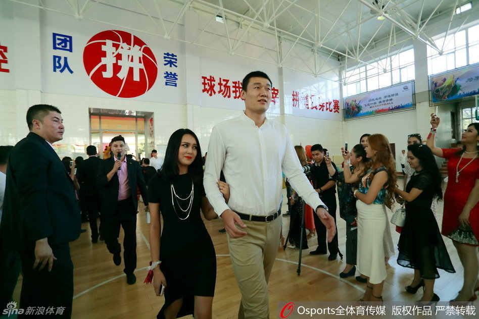 新娘握拳大笑 十分开心 西热力江投篮 在篮球场举办婚礼 苏伟出席婚礼