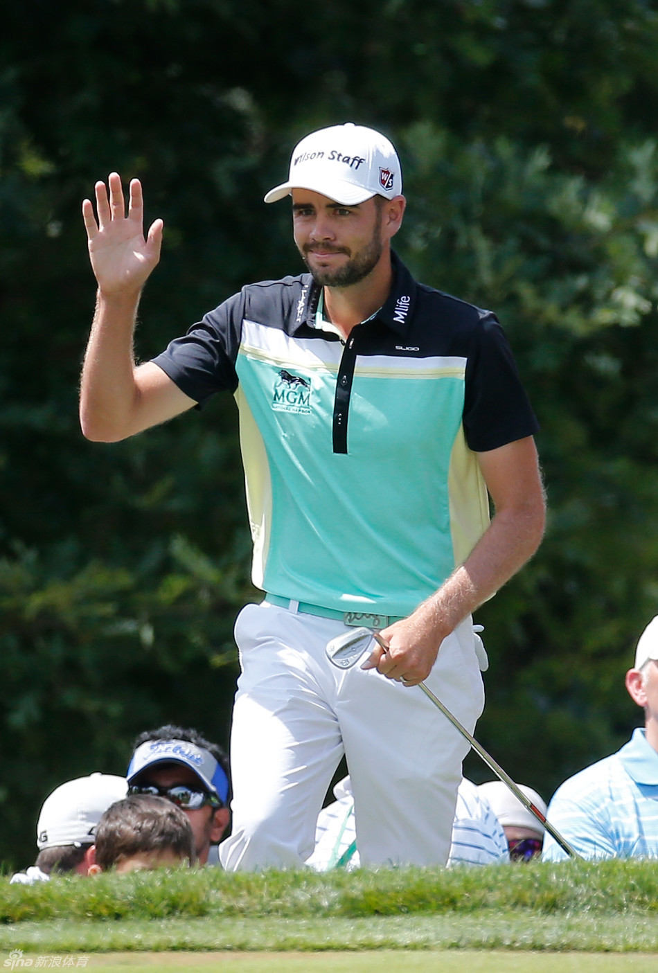 比赛结束后，梅瑞特与家人深情相拥，妻子和孩子脸上写满了骄傲与幸福