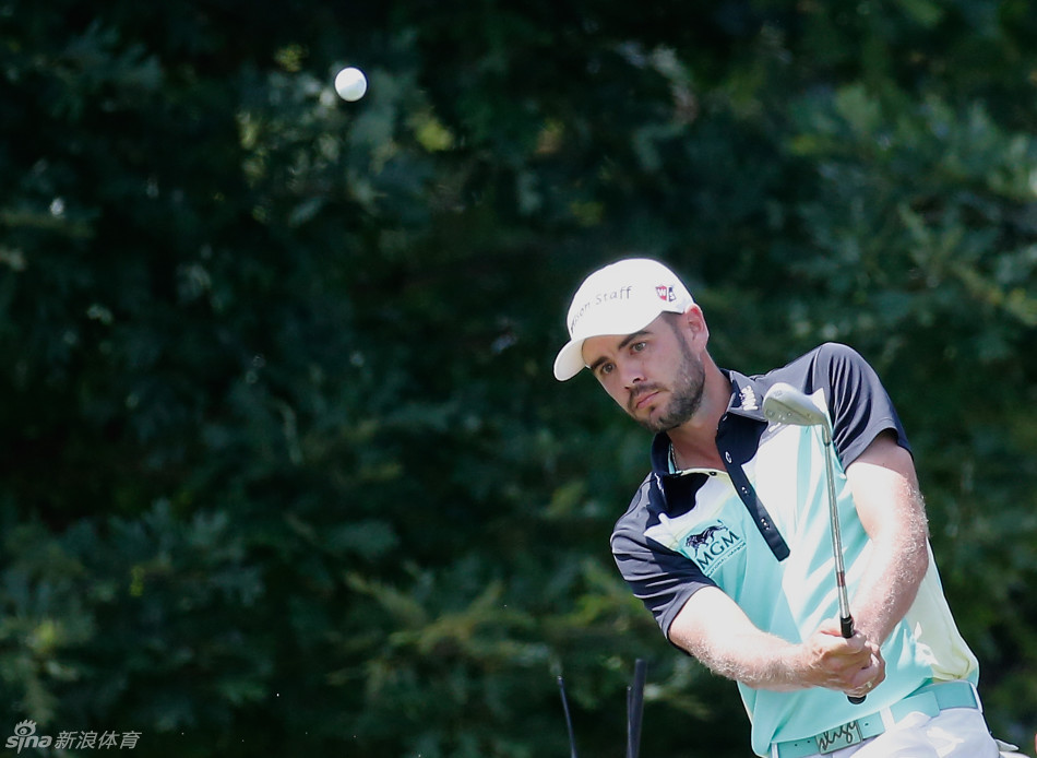 梅瑞特在果岭边进行精准的切杆，小球划过一道优雅的弧线直奔洞杯而去