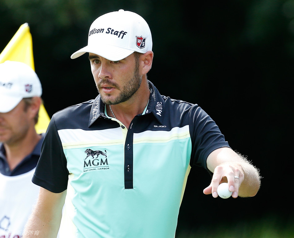 梅瑞特面带灿烂笑容，伸出手与场边热情的球迷击掌庆祝，分享胜利的喜悦