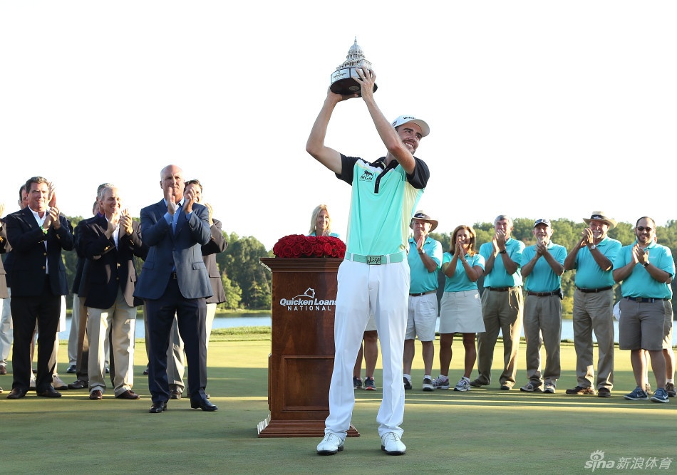 特洛伊·梅瑞特深情地亲吻美巡赛冠军奖杯，眼神中充满了梦想成真的激动与不易