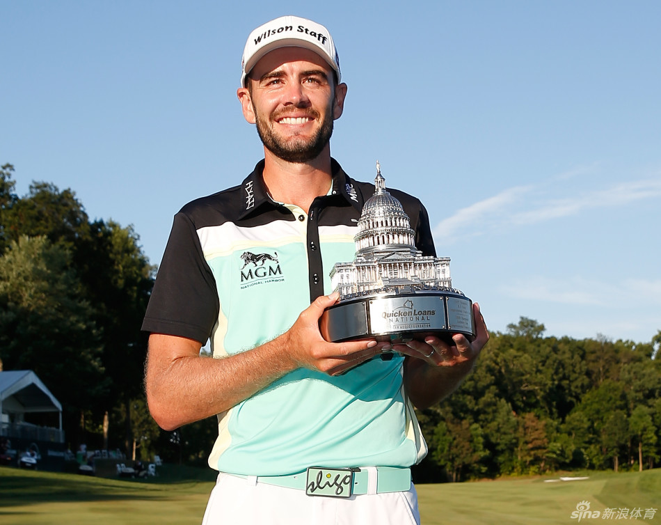 梅瑞特在沙坑中救球，沙砾飞溅，他全神贯注地试图将球送上果岭