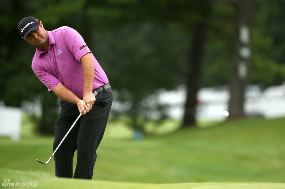 巴巴·沃森完成一次势大力沉的开球，身体完全释放，目光紧跟着白色小球飞向球道远方