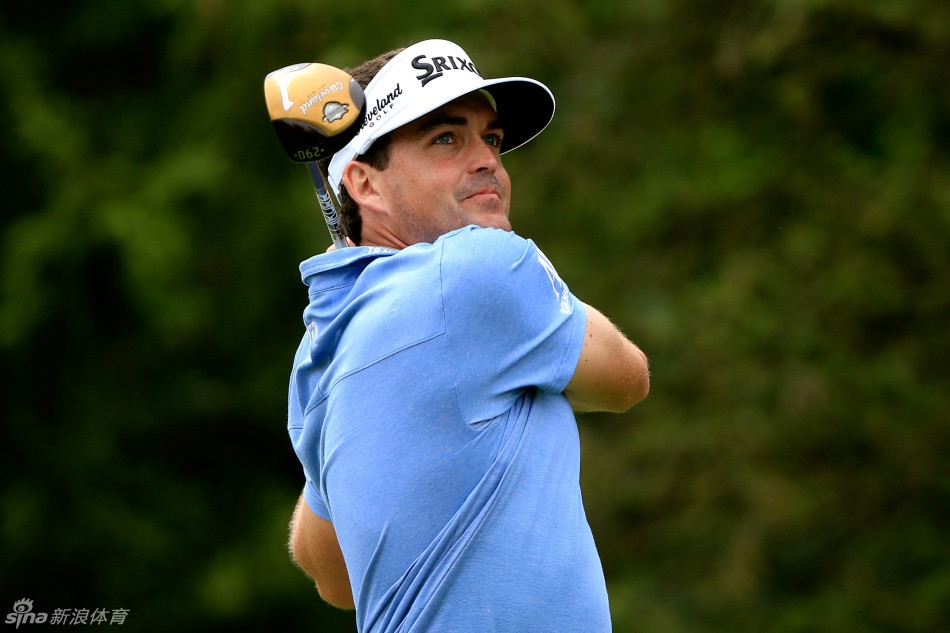 里奇·福勒与球童并肩蹲在球道，两人手指不同方向，正在为下一杆的进攻策略进行激烈的讨论