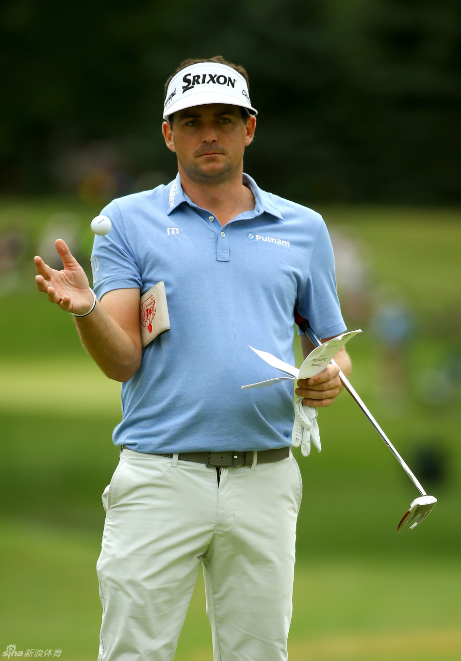 加西亚在沙坑中上演精彩救球，沙砾飞扬中小球精准地飞向果岭旗杆位置