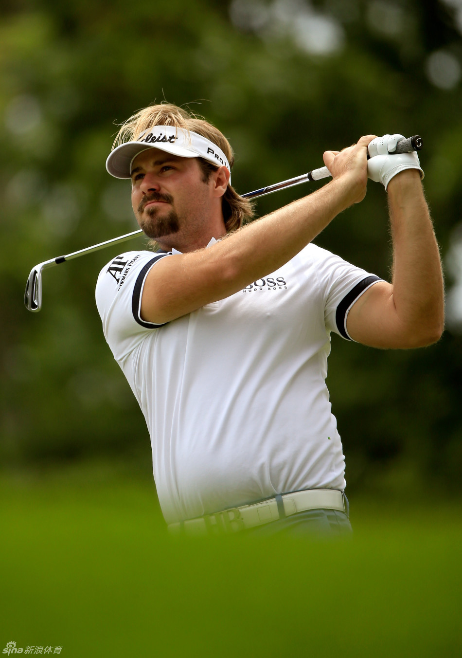 亚当·斯科特在沙坑中优雅挥杆，完成一次完美的救球，身体姿态平衡而稳定