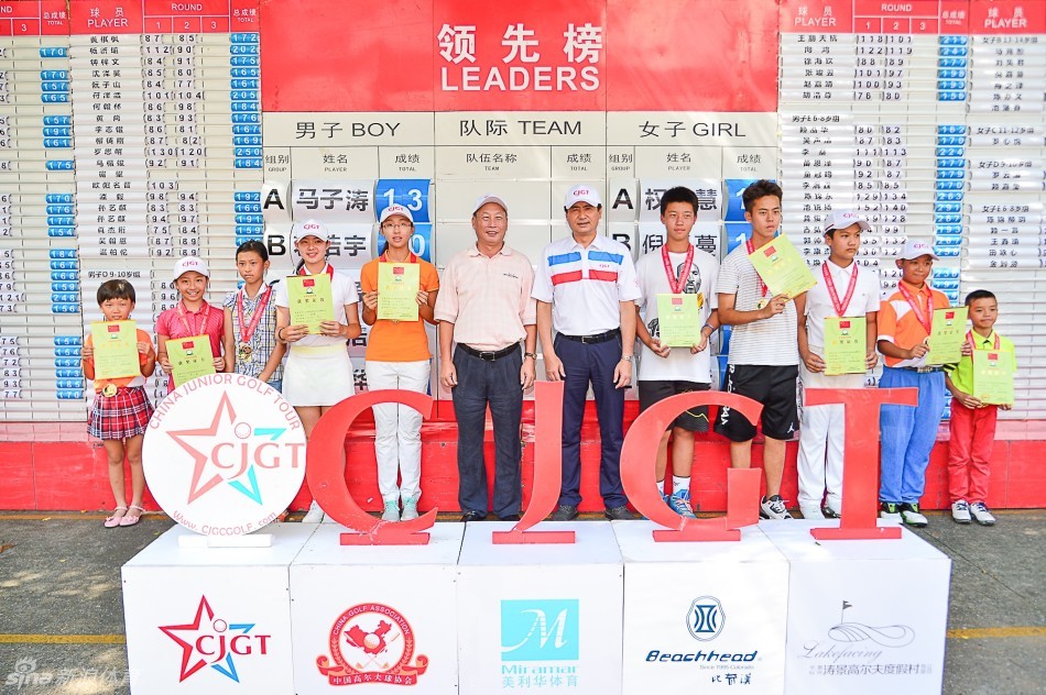 小选手李里罡全神贯注地完成一次完美挥杆，身体曲线与球杆划出流畅弧线