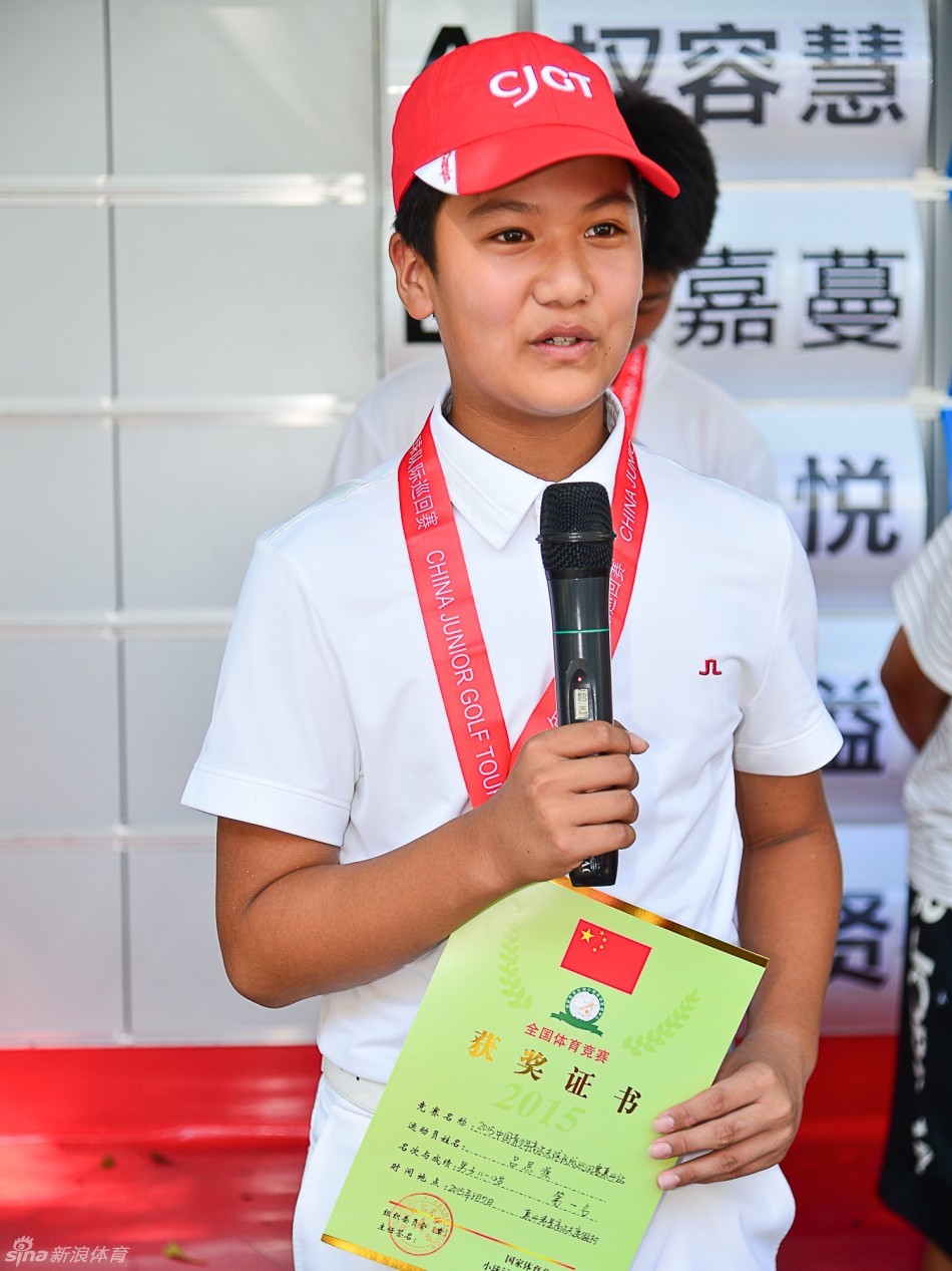 女选手权容慧在发球台优雅开球，裙摆随风轻扬展现运动之美