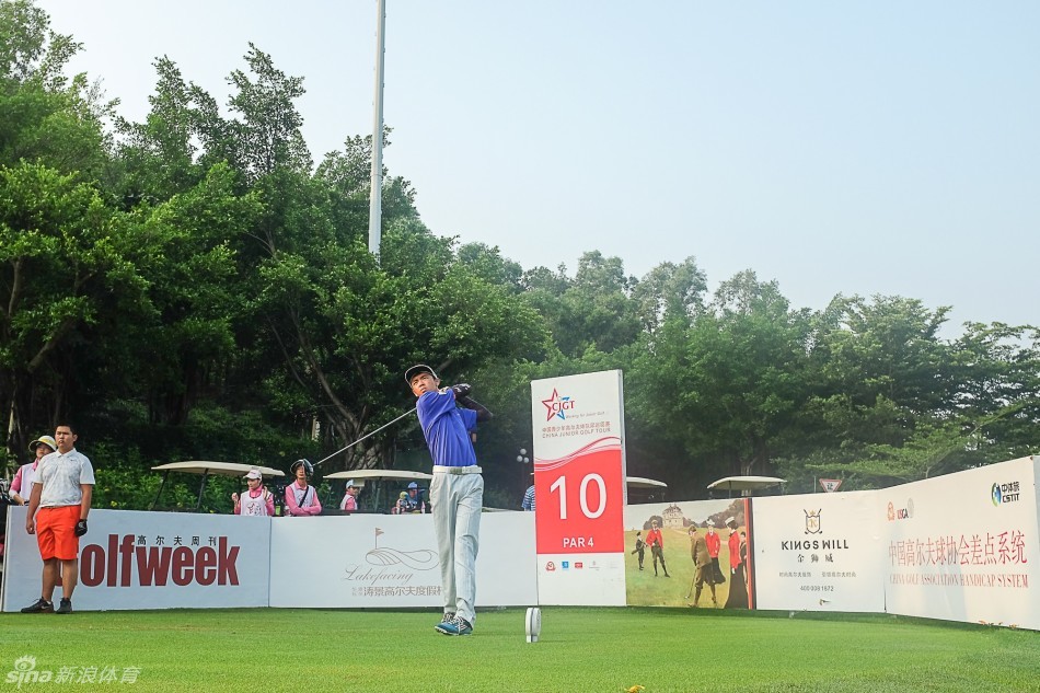 小选手马子涛在果岭上仔细推敲推杆路线，专注表情展现超越年龄的成熟