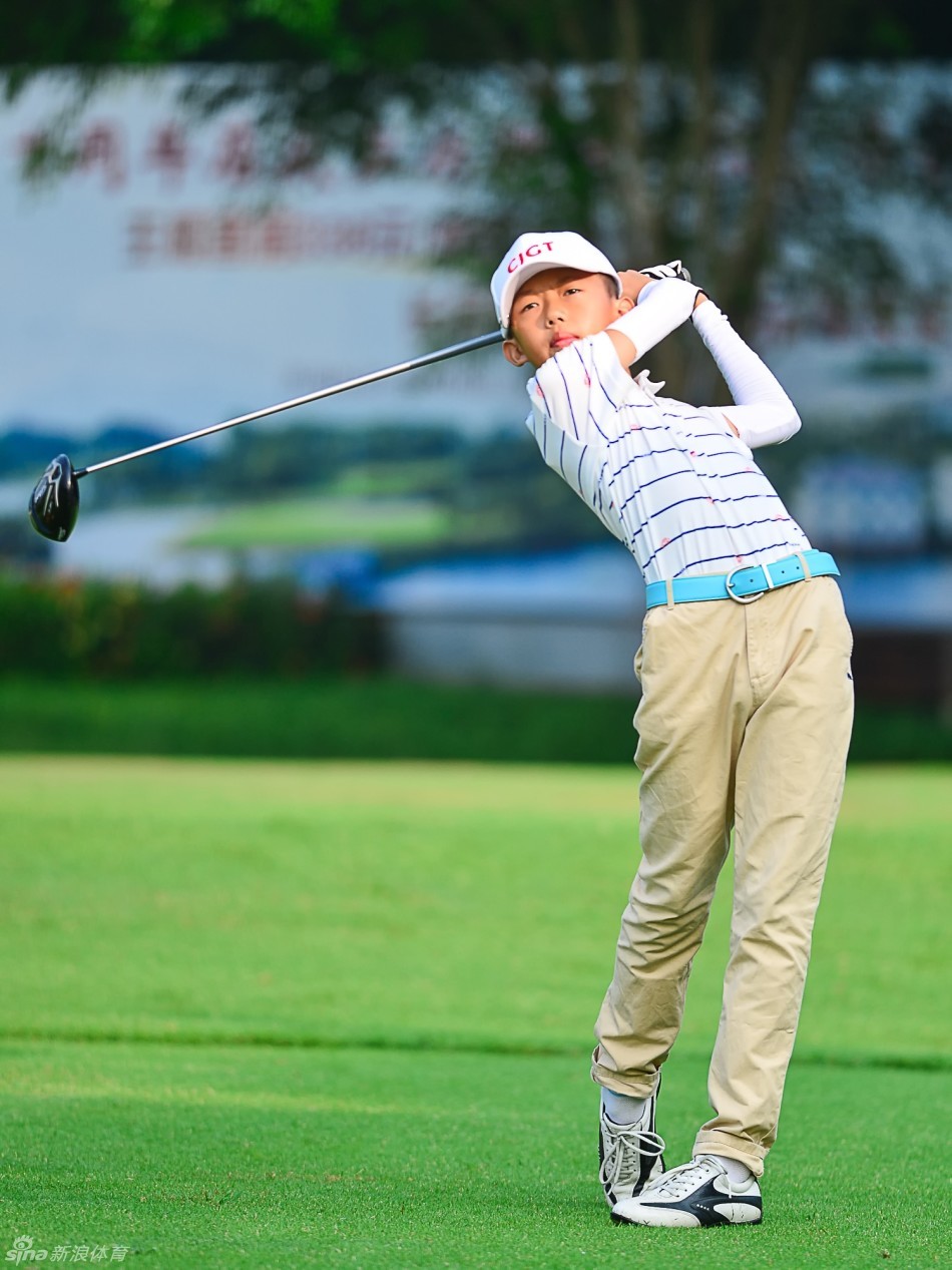 选手肖杰珩在球道上自信行走，阳光洒在年轻脸庞上充满希望与朝气