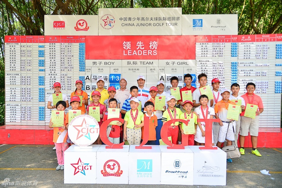 冠军选手古龙羲高举奖杯，阳光下的笑脸充满胜利的喜悦与自信