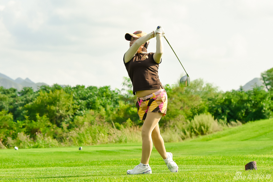 安正华凝神静气，优雅挥杆，小白球在晨光中划出一道完美弧线