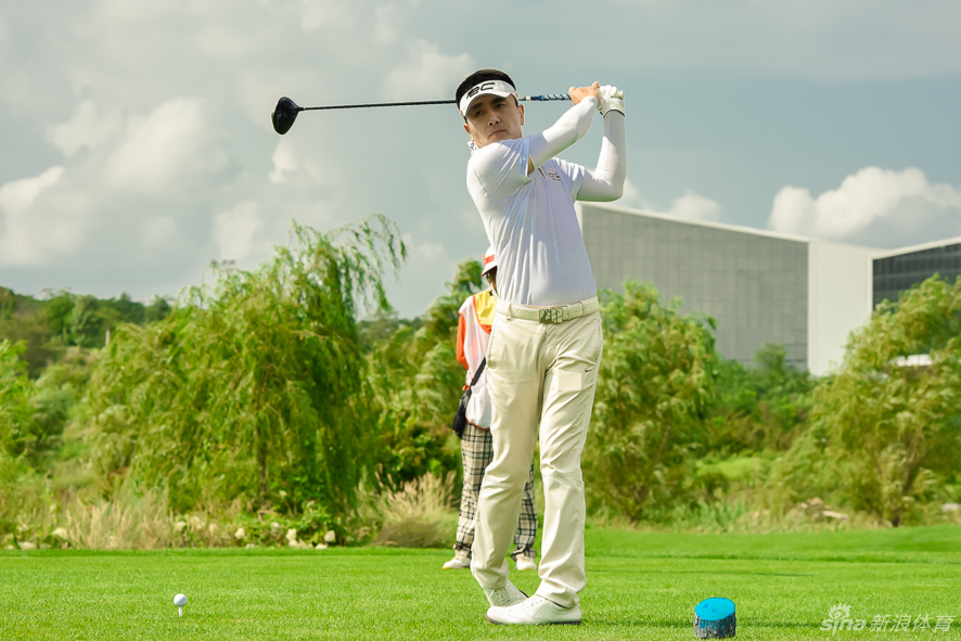 虹溪谷高尔夫球会总经理在致辞中笑容满面，展望赛事未来