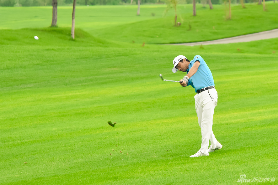 净杆冠军高举奖杯，喜悦之情溢于言表