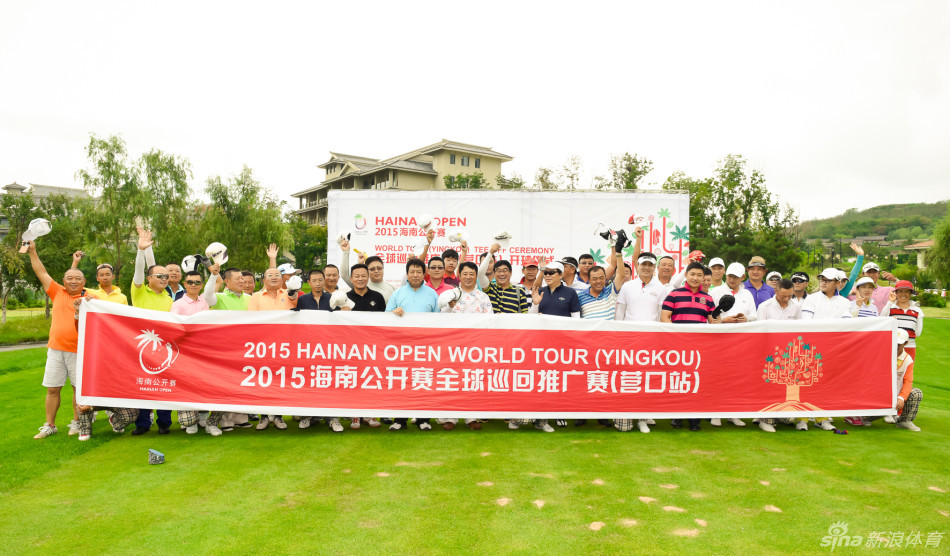 净杆与总杆亚军得主并肩而立，手持奖杯共享荣耀时刻