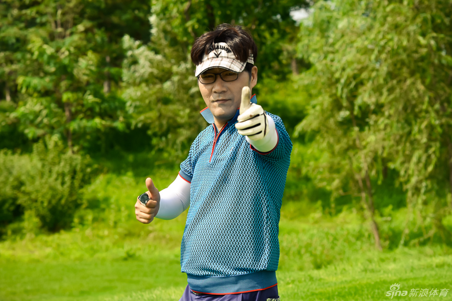 选手全神贯注进行精准推杆，果岭的草纹清晰可见