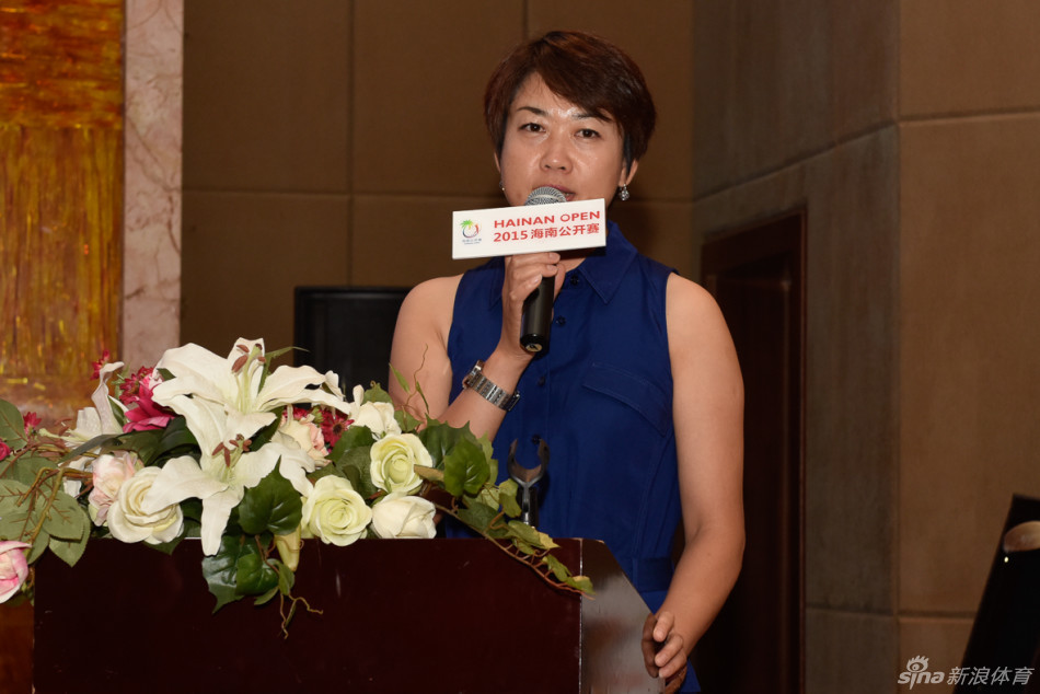 凯旋体育文化特邀艺术家于世林先生（左）与嘉宾在赛场边亲切交流