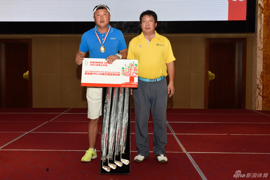 赛事大合影，众多参赛者与嘉宾在蓝天绿草间留下珍贵记忆