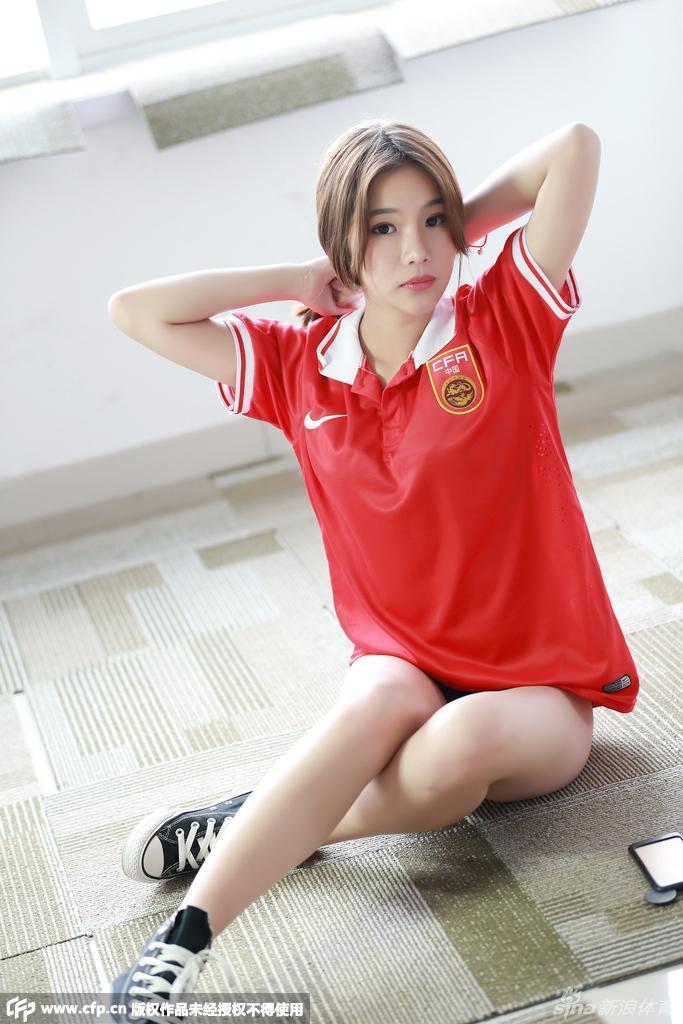 足球宝贝写真力挺国足15张图集暂无