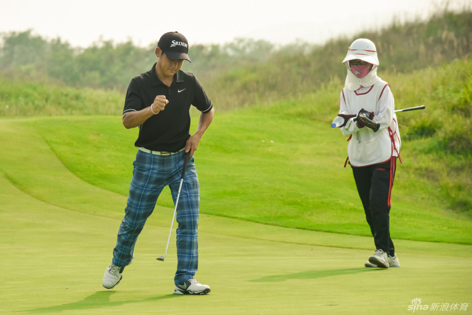 众多高尔夫球友正于签到处热情交流,有序签到,现场洋溢着对赛事即将开始的期待氛围。