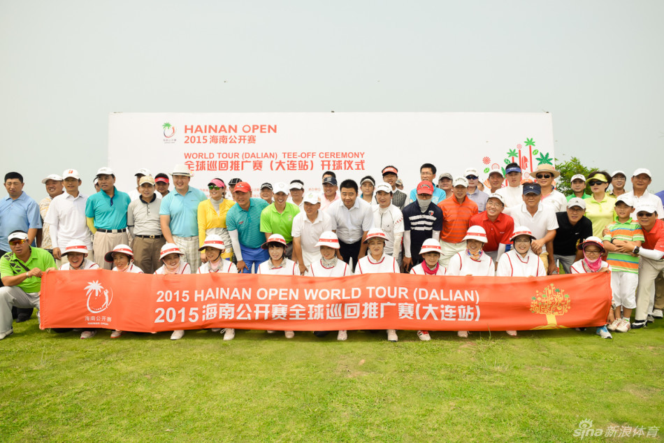 赛事现场展示着“海南公开赛欢迎你”的欢迎牌,预示着南北高尔夫赛事文化的交流与融合。