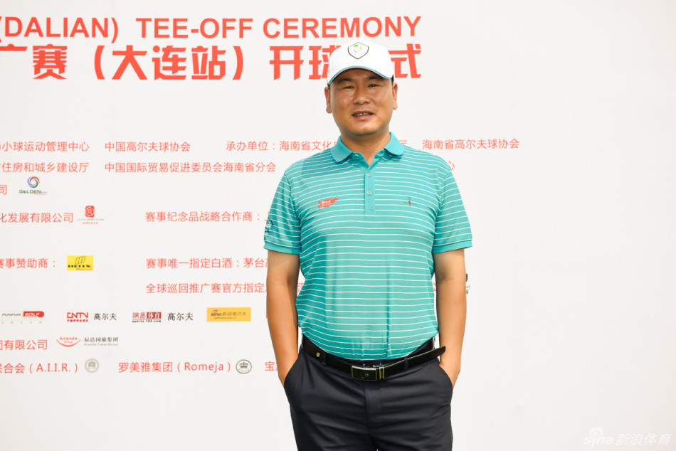 大连长兴岛高尔夫俱乐部总经理张兴多先生(左)与协会嘉宾正在赛事活动中亲切交谈。