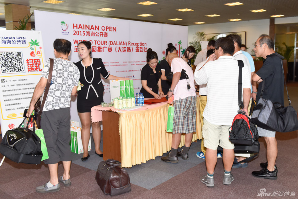 一条写有“欢迎来到长兴岛”的醒目横幅悬挂在球场入口,背景是辽阔的绿茵与天空。