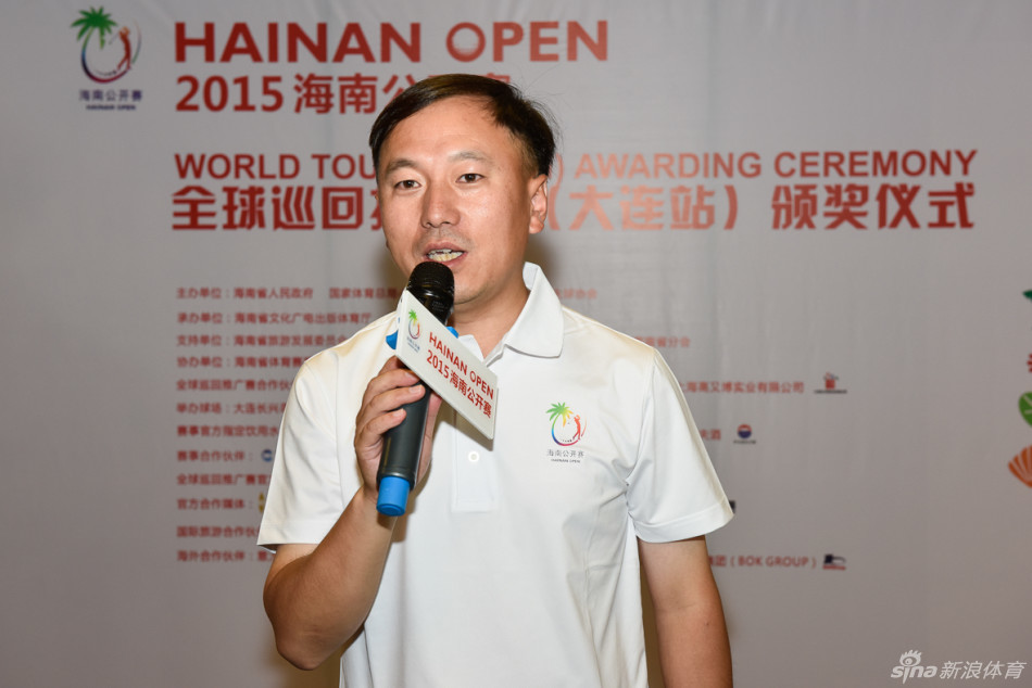 一位球手正专注地进行切杆,球杆划过优雅弧线,小白球精准飞向果岭旗杆。