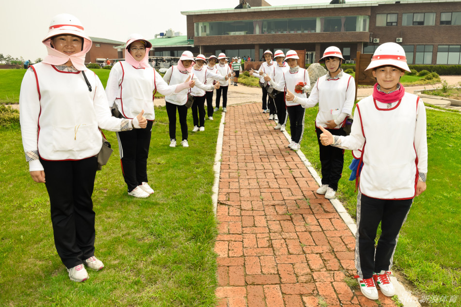 赛事结束后,全体参赛球友与工作人员在绿茵球场合影留念,笑容灿烂,共同纪念这段美好时光。