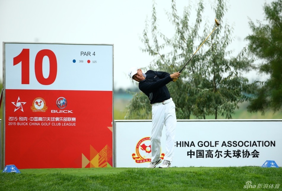 2012别克俱乐部联赛开幕:嘉宾于一号洞发球台聚精会神开出彩球,标志着北一区赛事正式启动。