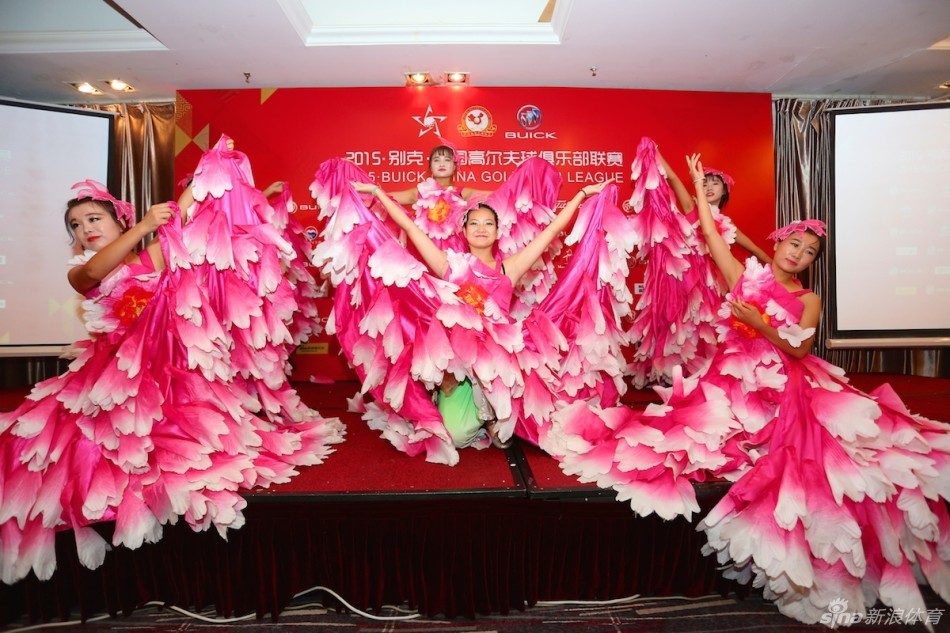 晚宴上安排了精彩的歌舞表演,曼妙舞姿与动人歌声为紧张的赛事增添了轻松愉悦的艺术氛围。