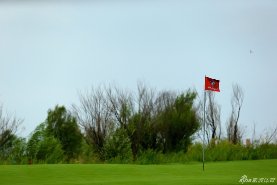 球员在接受媒体采访,分享比赛心得与目标,眼神中透露出对胜利的渴望与坚定的自信。