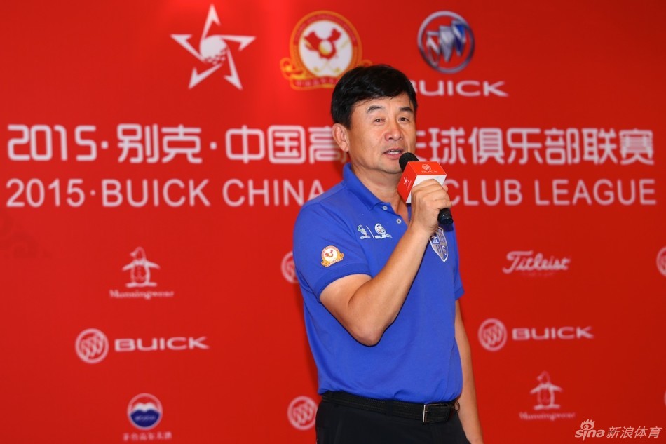 球员在赛场上做出精彩挥杆,身体力量完美释放,小白球在空中划出一道优雅而有力的弧线。