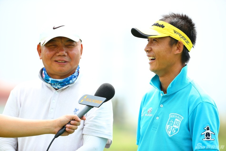 赛前竞赛会议现场,裁判长与各队代表齐聚一堂,认真听取比赛规则与注意事项的讲解。