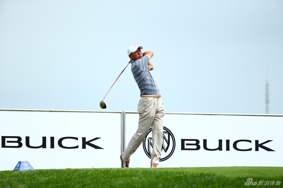 球员在发球台旁凝神静气,等待上场,专注的神情中透露出对即将开始的比赛的周密思考与准备。