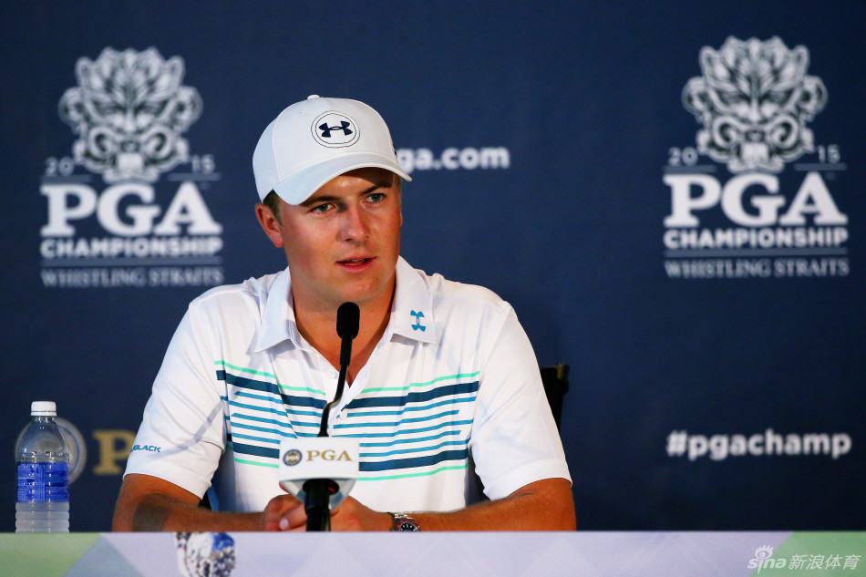 乔丹·斯皮思在新闻发布会上面带自信微笑，面对全场记者的镜头侃侃而谈，现场座无虚席。