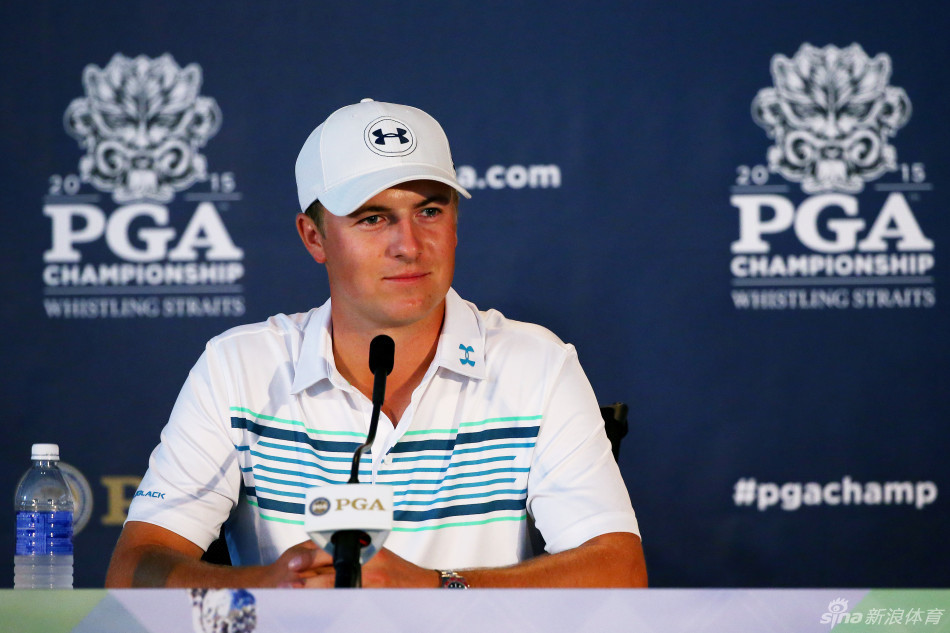 斯皮思站在开阔的练习果岭上，身体微曲，全神贯注地观察高尔夫球洞的复杂走向与草纹。