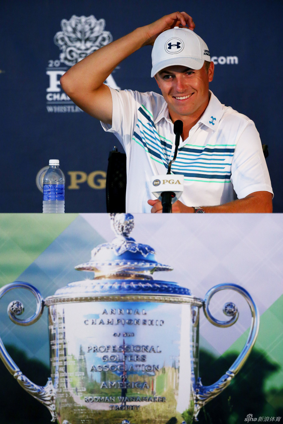 在PGA锦标赛练习轮中，斯皮思完成了一次有力的全挥杆，身体扭转充满张力，目光锐利地望向球飞出的方向。