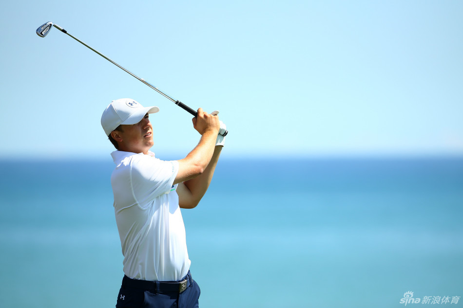 斯皮思在练习日走向下一洞，身后跟随着大批热情的支持者，形成了一支壮观的粉丝队伍。