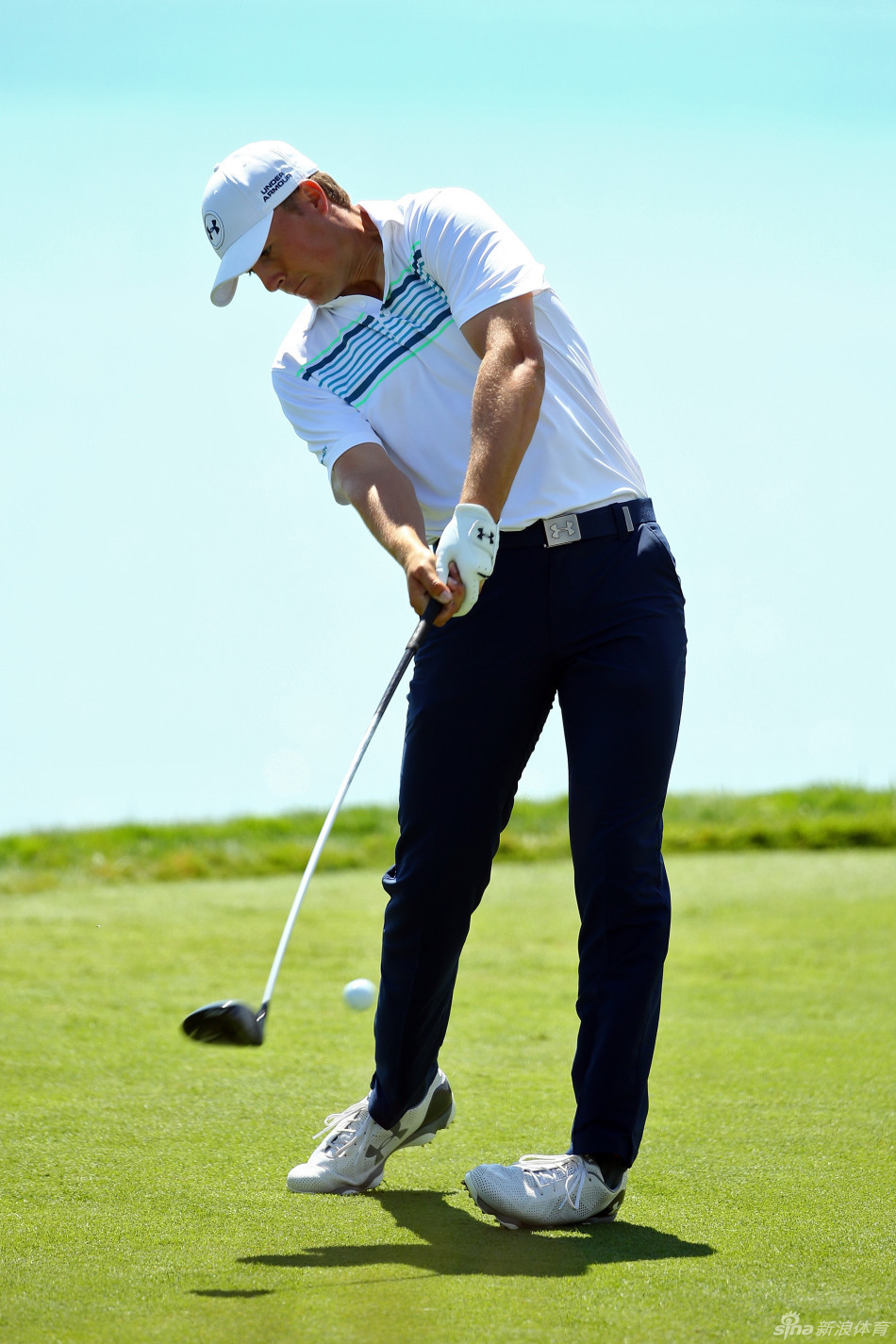 斯皮思在赛后或活动间隙，亲切地为围在身边的年轻小球迷签名，脸上洋溢着鼓舞人心的笑容。