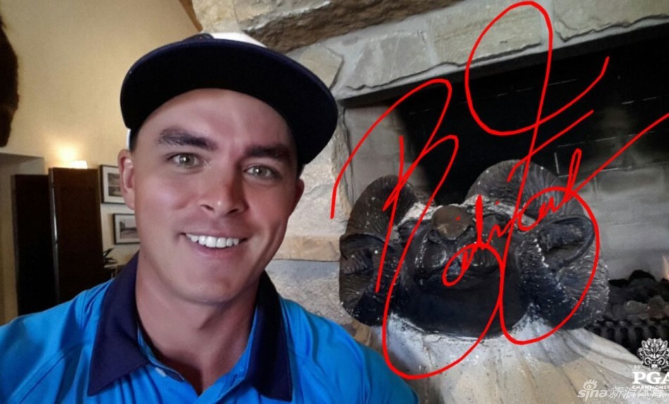 高尔夫球手在夕阳的金色余晖中完成潇洒挥杆，剪影与天空构成动人画面