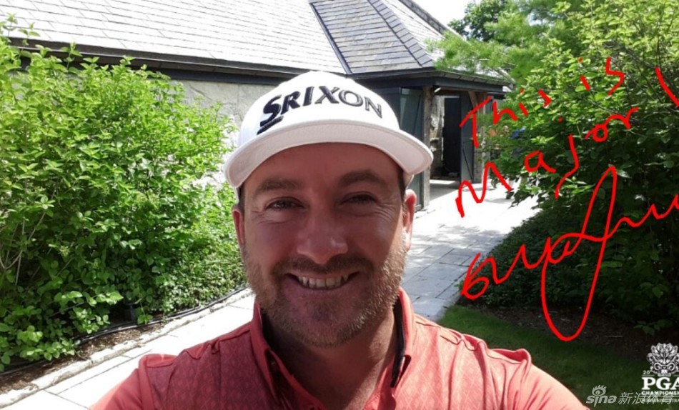 湛蓝天空下，高尔夫球手在翠绿果岭上弯腰仔细观察推杆线路