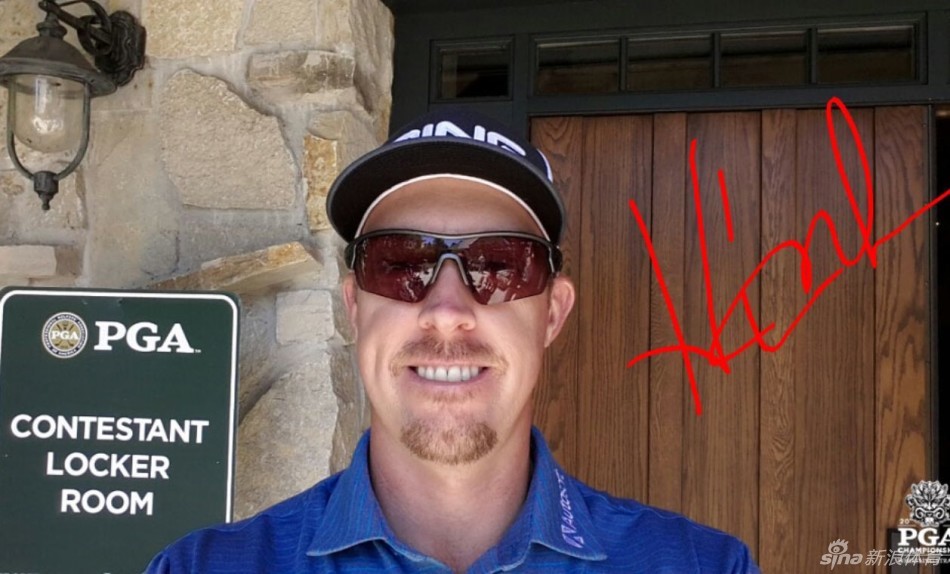 球手在沙坑中沉着击球，沙砾飞扬瞬间展现克服障碍的决心